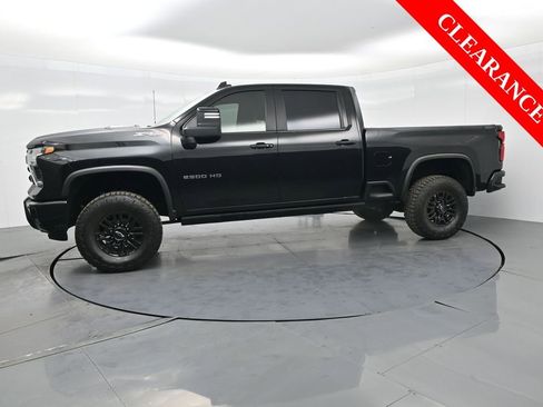 Used 2025 Chevrolet Silverado 2500 ZR2 w/ Technology Package image 10