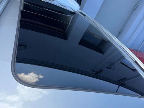 Used 2022 Volkswagen Tiguan SE w/ Panoramic Sunroof Package image 5