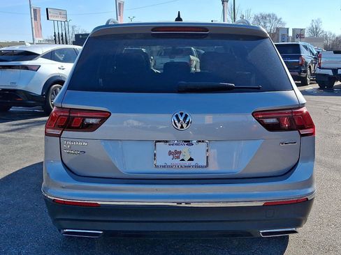 Used 2021 Volkswagen Tiguan SE w/ Panoramic Sunroof Package image 5