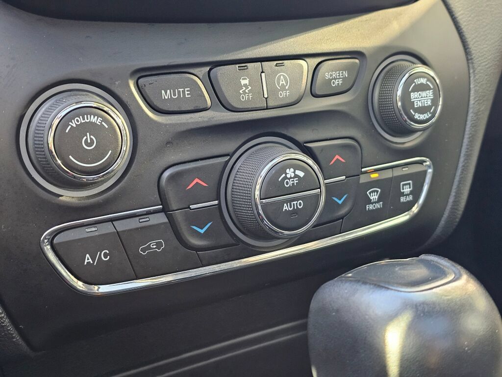 Used 2019 Jeep Cherokee Trailhawk AWD/4WD image 29