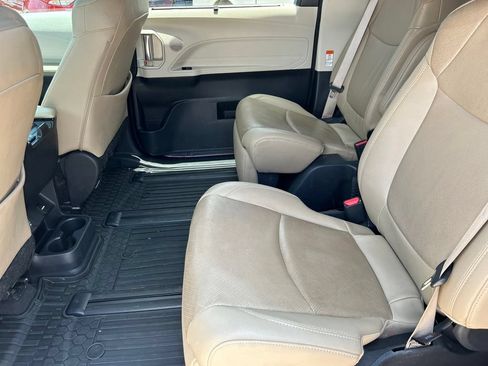 Certified 2023 Toyota Sienna Limited FWD image 17