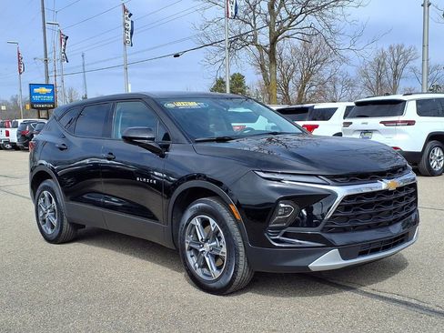 Used 2025 Chevrolet Blazer LT image 3