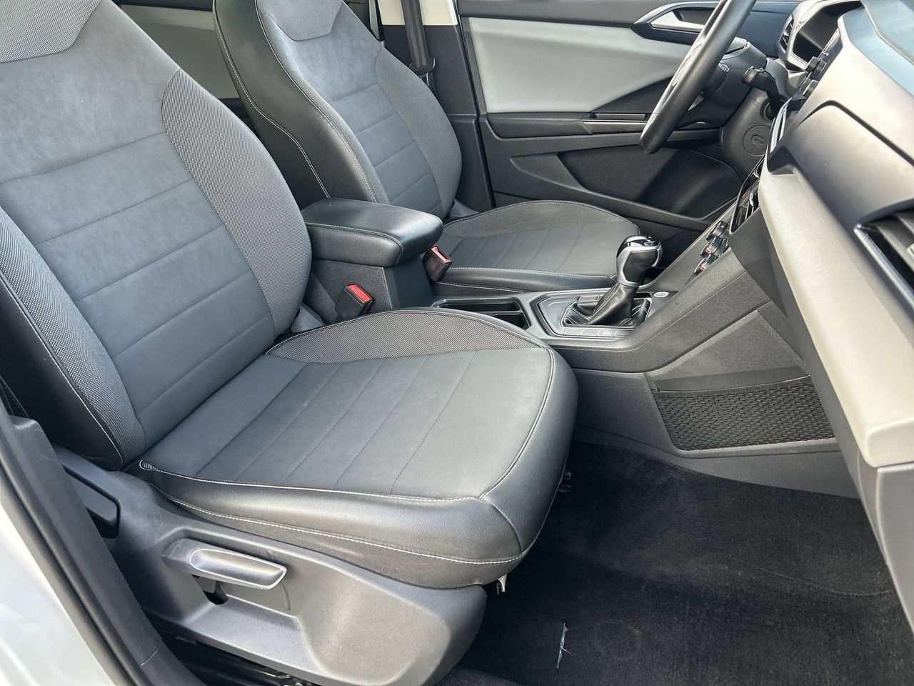 Used 2022 Volkswagen Taos SE w/ Panoramic Sunroof Package FWD image 8