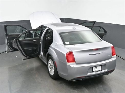 Used 2017 Chrysler 300 C image 64