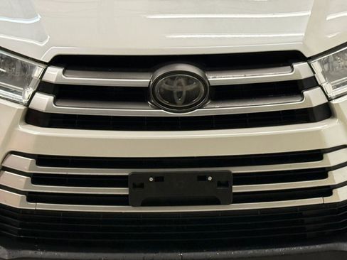 Used 2017 Toyota Highlander Plus w/ Carpet Mat Package AWD/4WD image 5