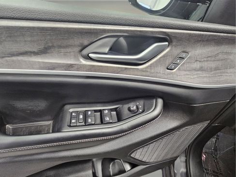 Used 2023 Jeep Grand Cherokee Limited image 11