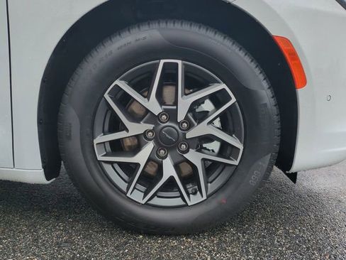 New 2027 Chrysler Pacifica Limited FWD image 11