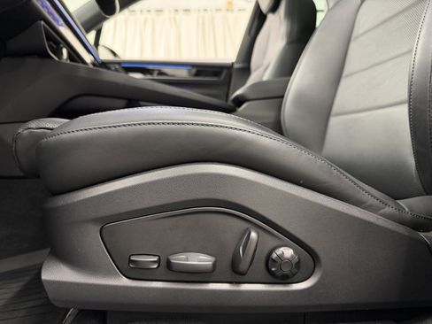Certified 2025 Porsche Macan Electric RWD image 32