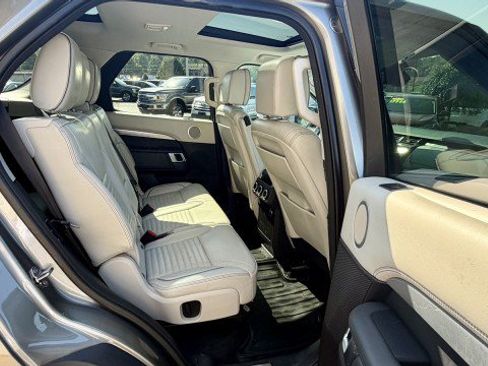 Used 2017 Land Rover Discovery First Edition AWD/4WD image 22