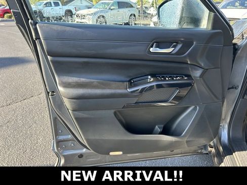 Used 2022 Nissan Pathfinder S image 12