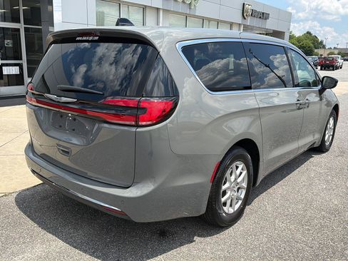 Used 2025 Chrysler Pacifica Select FWD image 9