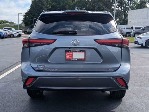 Used 2022 Toyota Highlander Limited FWD image 11