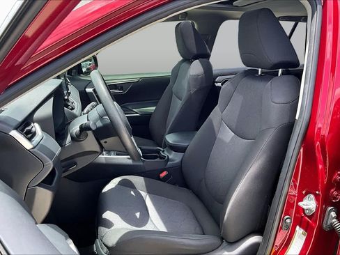 Used 2019 Toyota RAV4 XLE w/ Convenience Package FWD image 8