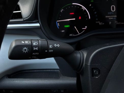Used 2025 Toyota Sienna XLE FWD image 42