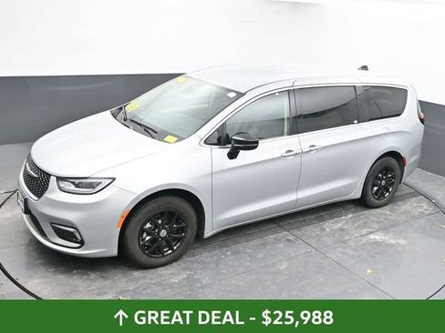 Used 2024 Chrysler Pacifica Touring-L image 42