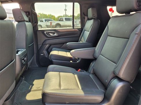 Used 2023 Chevrolet Suburban High Country image 9