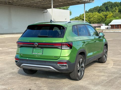 Used 2025 Volkswagen Taos SE w/ Panoramic Sunroof Package AWD/4WD image 11