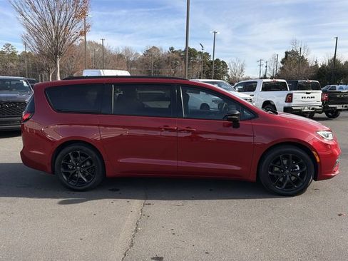 New 2026 Chrysler Pacifica Limited w/ S Appearance Package image 13