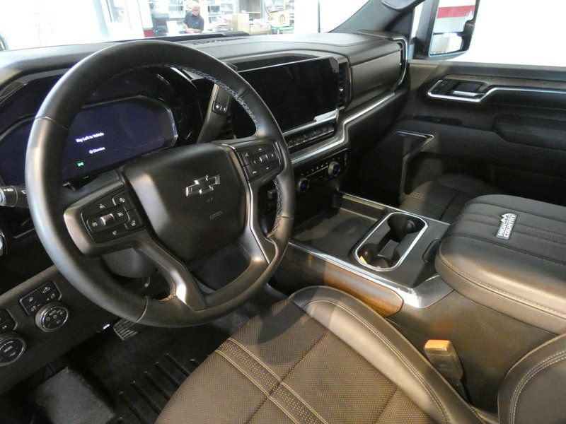Used 2025 Chevrolet Silverado 2500 High Country w/ Midnight Edition AWD/4WD image 8