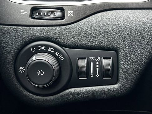 Used 2019 Jeep Cherokee Trailhawk w/ Cold Weather Group image 19