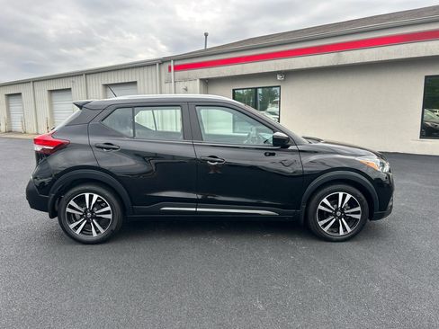 Used 2019 Nissan Kicks SR w/ SR Premium Package FWD image 4