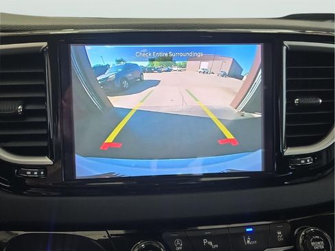 Used 2023 Chrysler Pacifica Touring-L FWD image 15