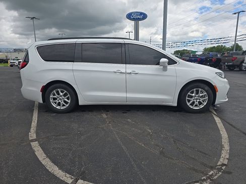 Used 2022 Chrysler Pacifica Touring-L FWD image 4