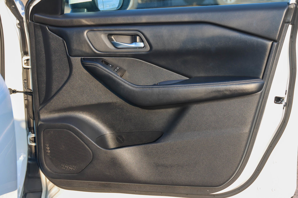 Used 2025 Nissan Rogue SV FWD image 14