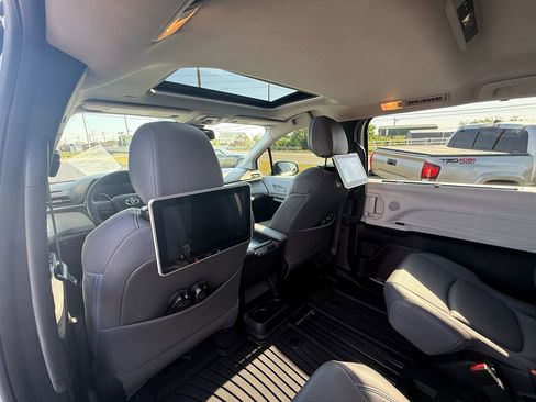 Used 2025 Toyota Sienna LE w/ LE Plus Package image 19