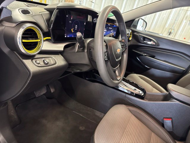 Used 2025 Chevrolet Trax LT FWD image 35