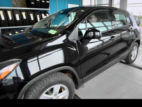 Used 2019 Chevrolet Trax LS AWD/4WD image 2