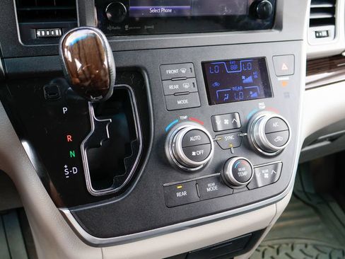 Used 2016 Toyota Sienna XLE FWD image 19