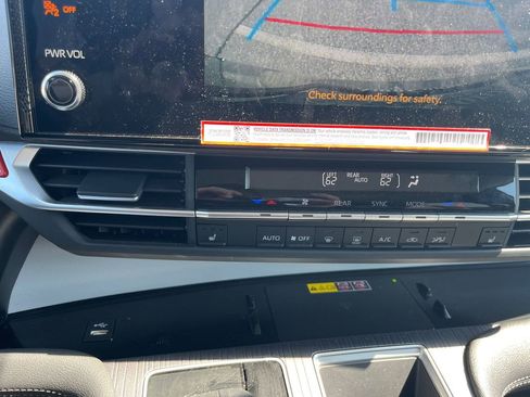 Used 2025 Toyota Sienna XLE AWD/4WD image 15