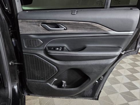 Used 2022 Jeep Grand Cherokee Overland w/ Luxury Tech Group IV image 34