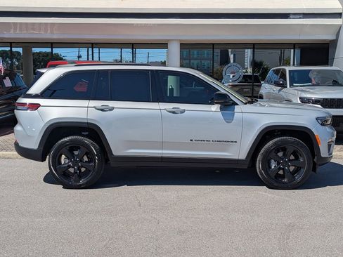 New 2025 Jeep Grand Cherokee Limited w/ Luxury Tech Group II AWD/4WD image 4