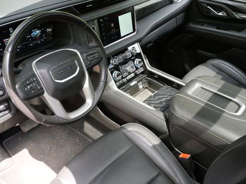 Used 2022 GMC Yukon Denali w/ Denali Premium Package AWD/4WD image 11