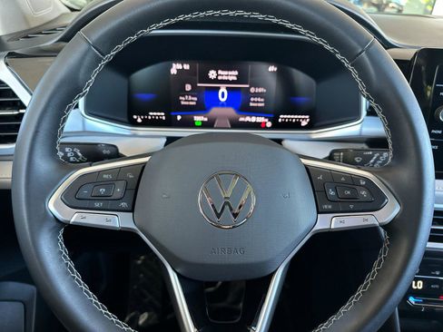 Used 2025 Volkswagen Taos SE w/ Panoramic Sunroof Package image 22