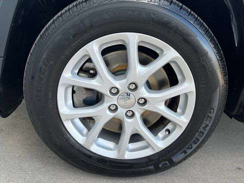 Used 2016 Jeep Cherokee Latitude w/ Cold Weather Group AWD/4WD image 27