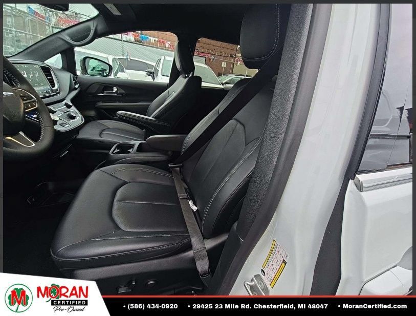 Used 2026 Chrysler Pacifica Select FWD image 3