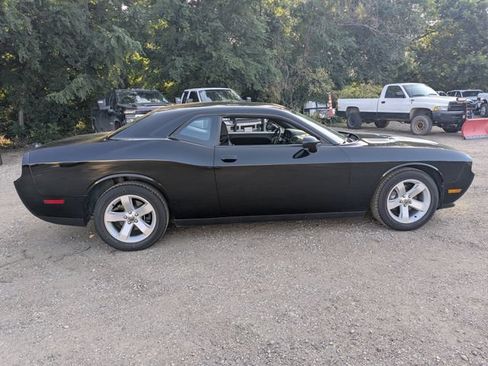 Used 2014 Dodge Challenger SXT RWD image 9
