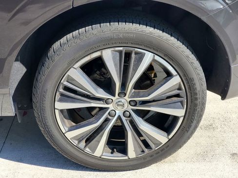 Certified 2022 Volvo XC60 B5 Momentum image 6