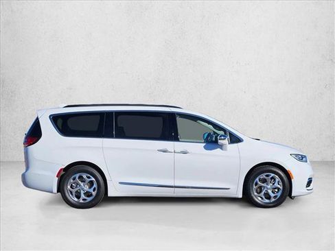 Used 2022 Chrysler Pacifica Limited image 4