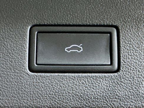 Used 2025 Volkswagen Atlas SE FWD image 30