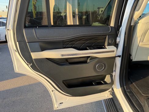 Used 2018 Ford Expedition Platinum image 19