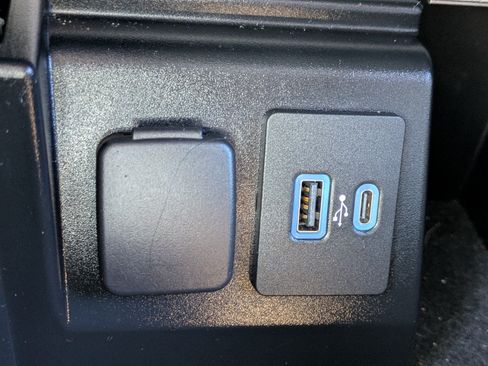 Used 2022 Ford Explorer XLT RWD image 25