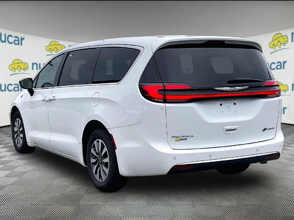 Used 2024 Chrysler Pacifica Limited FWD image 4