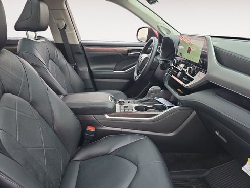 New 2026 Toyota Highlander Platinum image 15