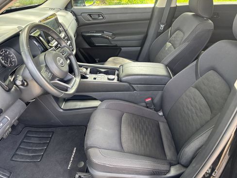 Used 2025 Nissan Pathfinder SV AWD/4WD image 29
