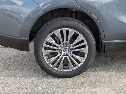 Used 2021 Toyota Venza XLE image 9