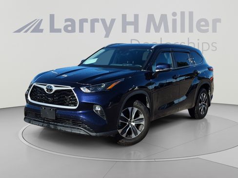 Used 2023 Toyota Highlander XLE AWD/4WD image 1